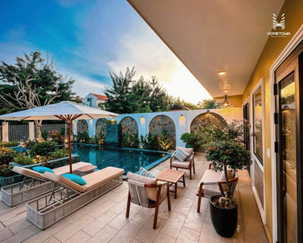 Hồ bơi xanh trong, mát mắt và thư giãn